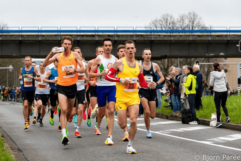 Groep met hardlopers tijdens evenement.