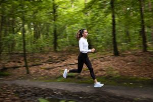 Eveline Saalberg virtuoos herfst trailrun in bos