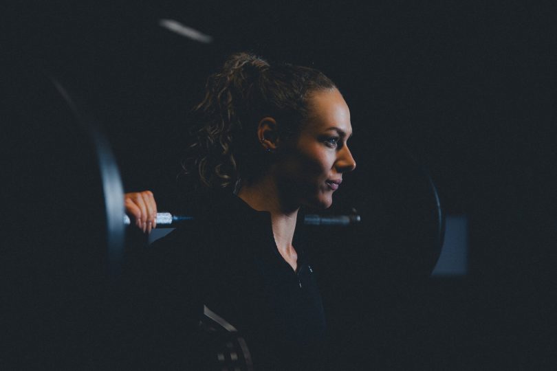 Lieke Klaver traint met een halterstang tijdens krachttraining.