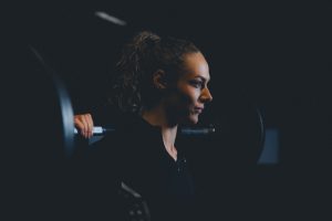 Lieke Klaver traint met een halterstang tijdens krachttraining.