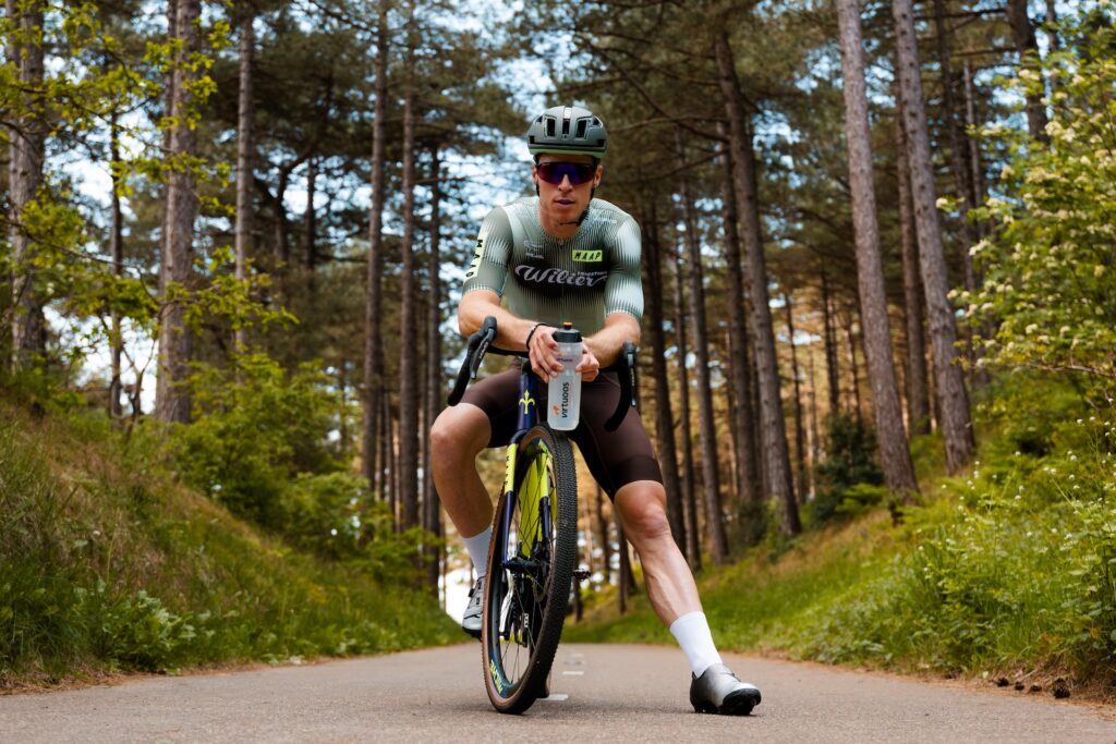 wielrenner ivar slik met virtuoos bidon pauze tijdens training