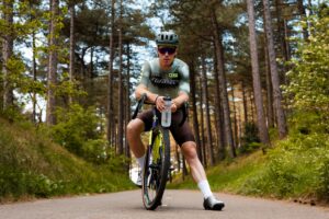 wielrenner ivar slik met virtuoos bidon pauze tijdens training
