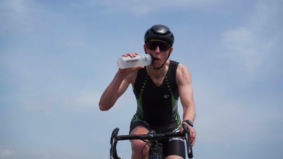 triatleet jan rodenburg op de racefiets met virtuoos bidon
