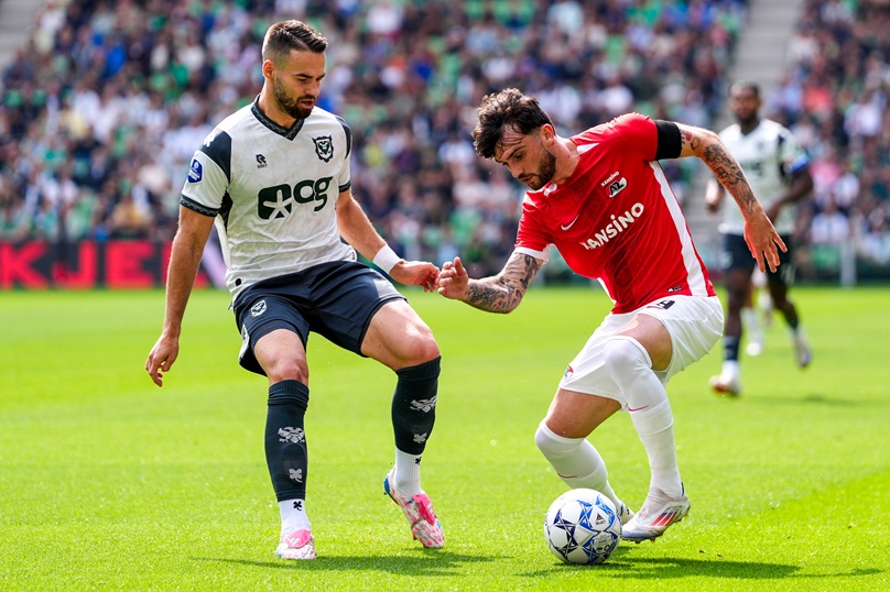 actiefoto van voetbal speler van az tijdens wedstrijd. Virtuoos supplementen.