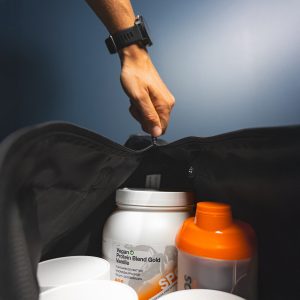 sporttas met virtuoos shaker en vegan protein blend supplement pot