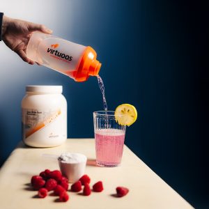 Clear Whey shaker giet lichte frisse drank in glas