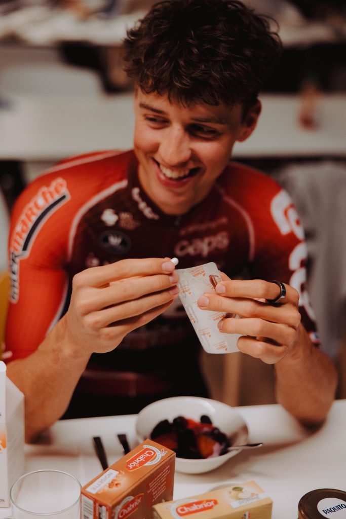 prof wielrenner lotto intermarche in outfit tijdens ontbijt met virtuoos supplement