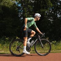 wielrenner die virtuoos energy gel pakt