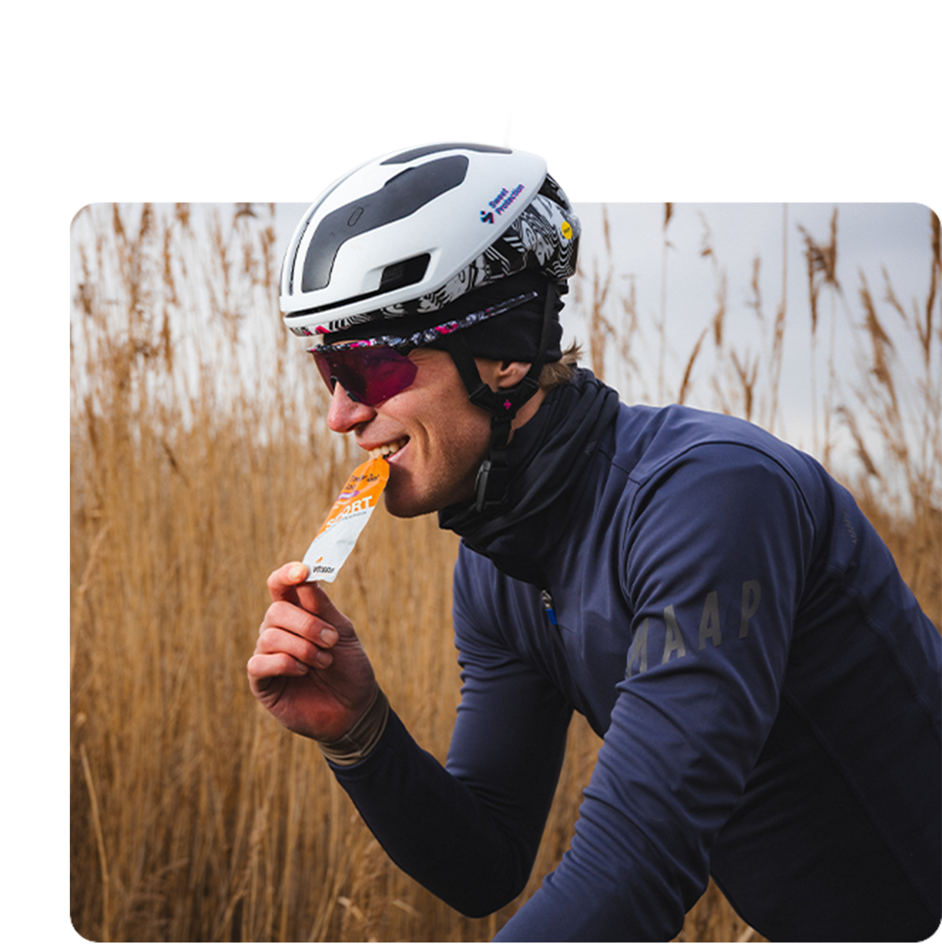 professioneel gravel rijder Ivar Slik met virtuoos energy gel tijdens fietsen