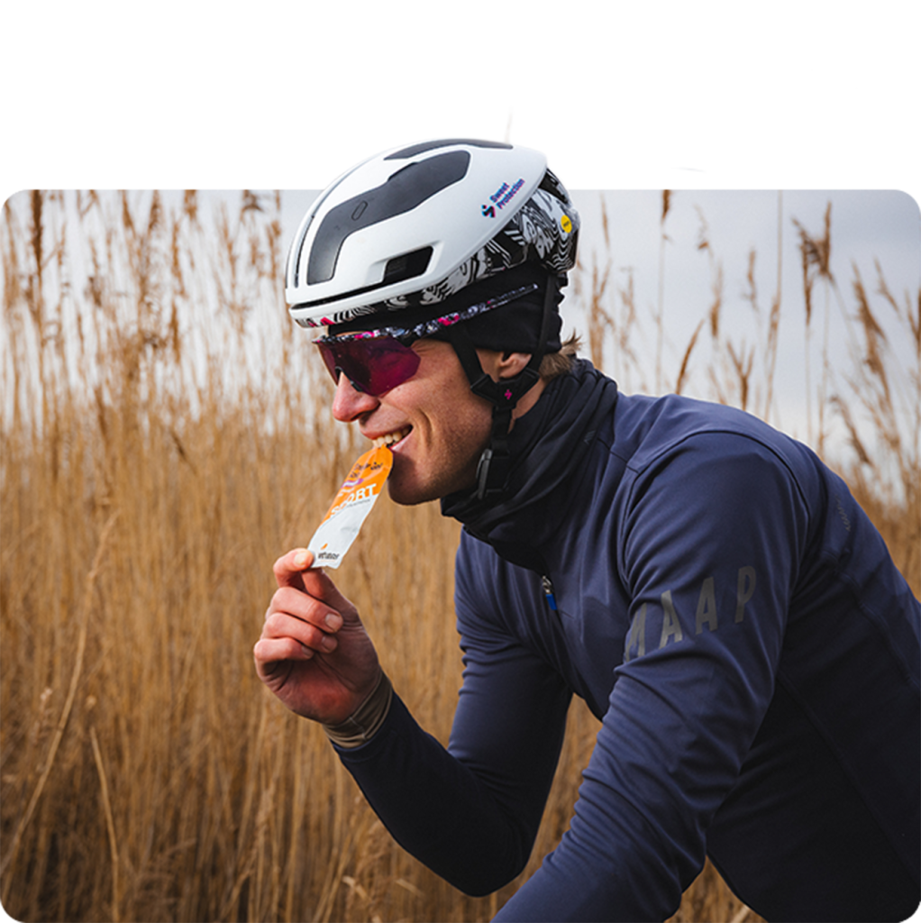 professioneel gravel rijder Ivar Slik met virtuoos energy gel tijdens fietsen