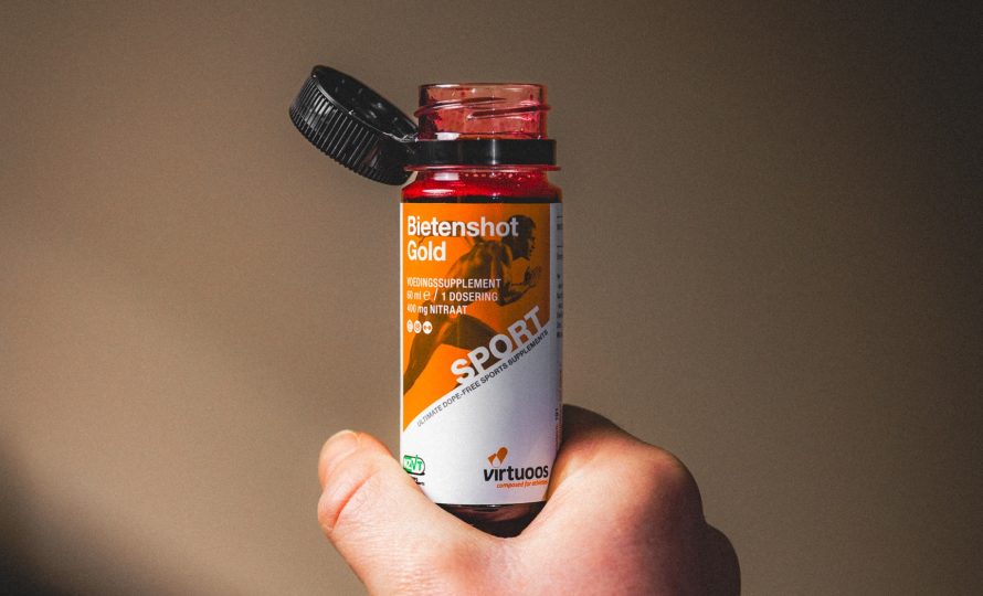 close up van flesje bietenshot gold in hand