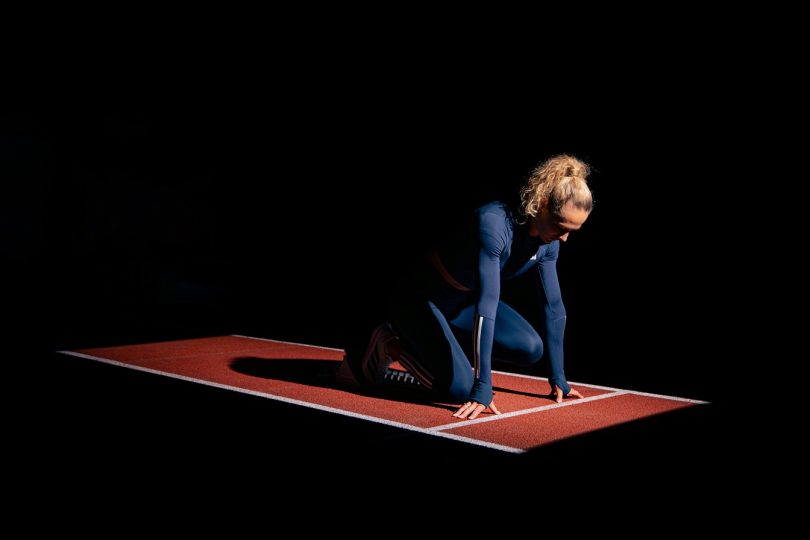 Lieke Klaver op atletiek baan in startblok