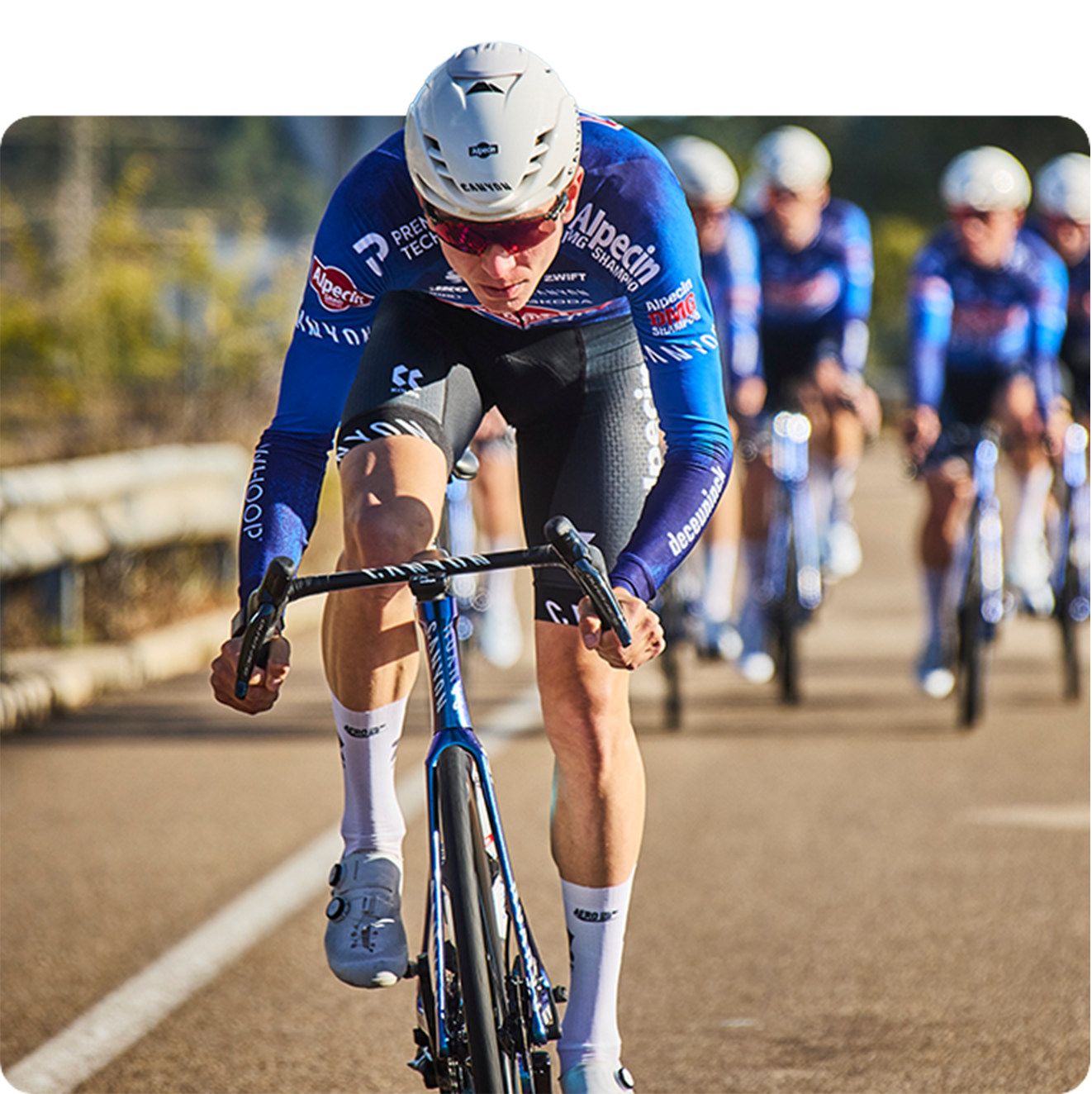 profwielrenner alpecin premier tech in volle sprint met team op trainingskamp