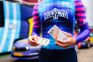 prof wielrenner unibet rose rockets met virtuoos cafeine gold supplement in de hand