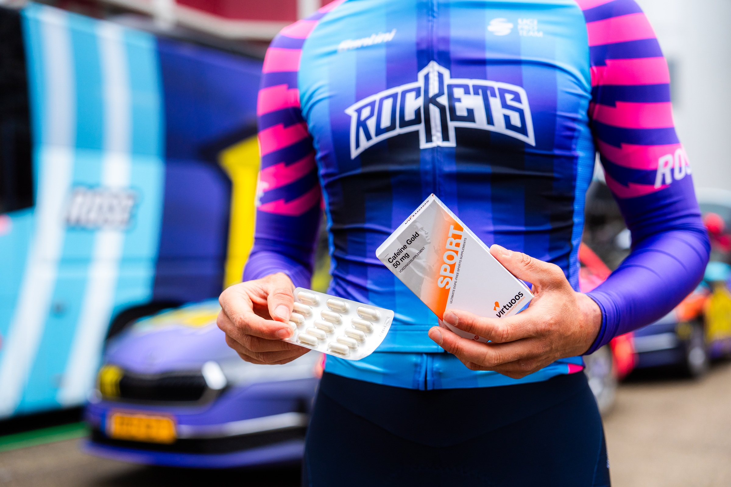 prof wielrenner unibet rose rockets met virtuoos cafeine gold supplement in de hand