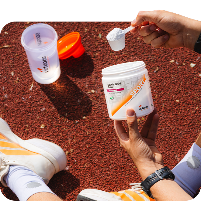 pot virtuoos sports drink gold op de atletiek baan klaar om te mengen met water in virtuoos shaker