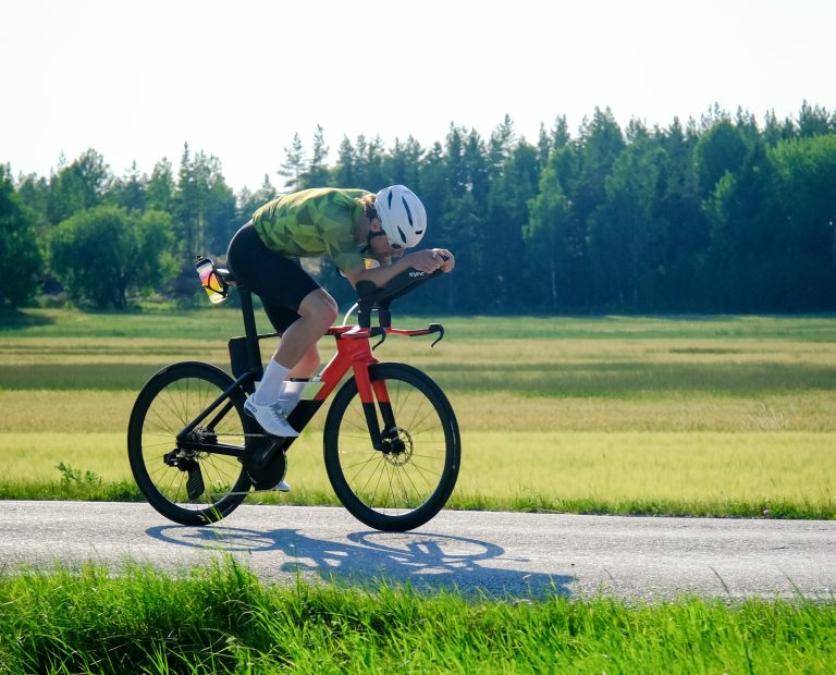jonathan homberg op triatlon fiets tijdens training