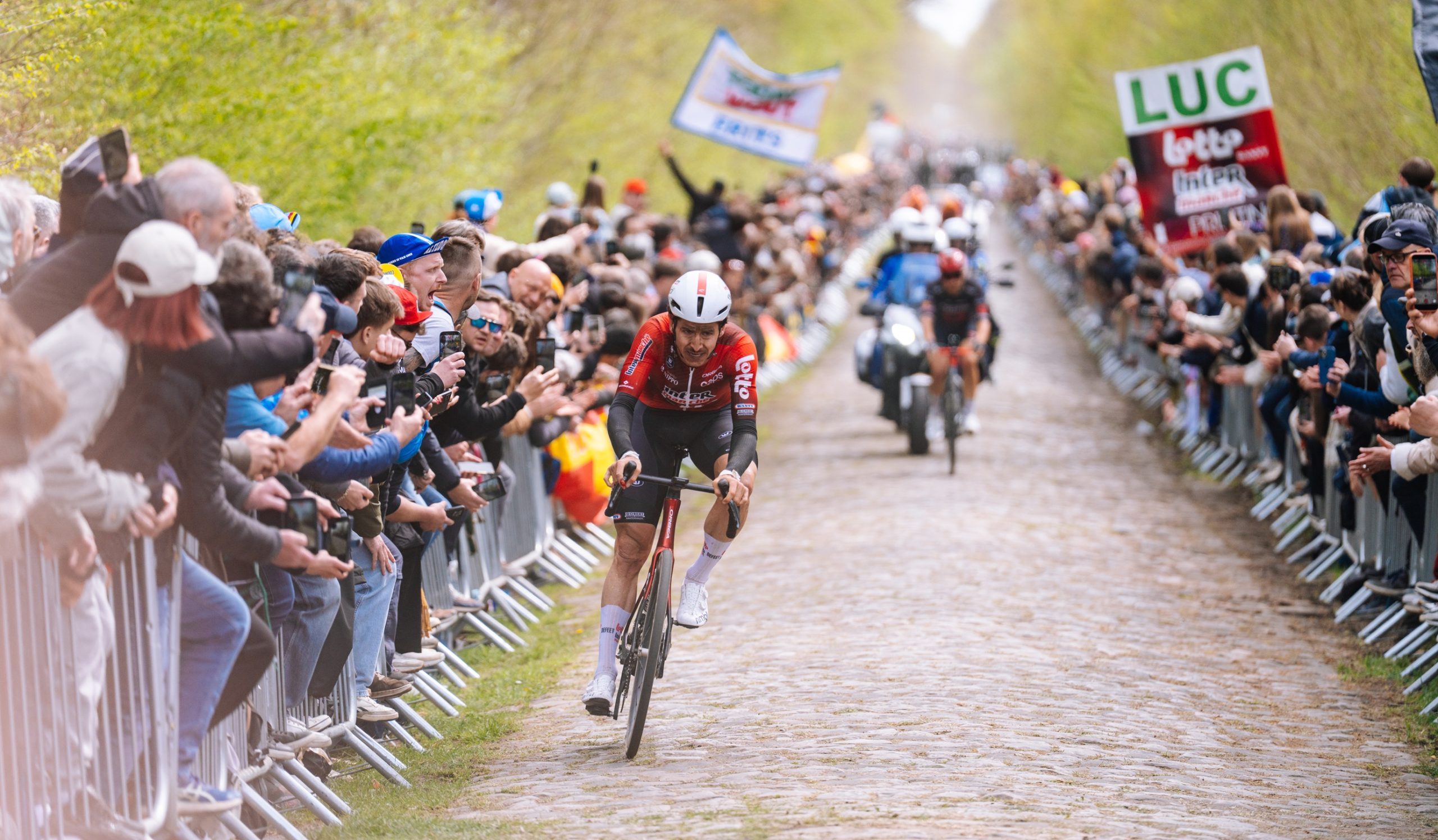 lotto intermarche profwielrenner tijdens parijs roubiax 2026 door bos van wallers-arenberg