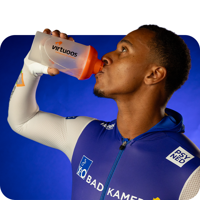 Team X2O Badkamers schaatser drinkt virtuoos recovery shake