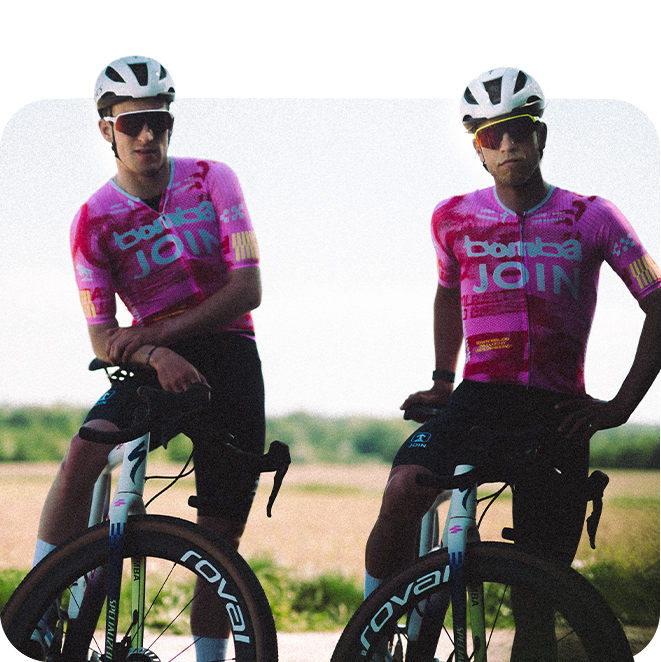 veldrijders mees hendrikx en ryan kamp poseren in wedstrijd kleding en fiets van team bomba join
